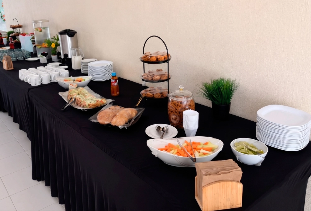 Platillo gourmet emplatado de alta cocina con reducción de salsa y vegetales para banquetes exclusivos en Salón Palmasola Cancún.