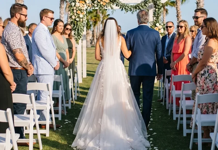 Novia caminando hacia el altar de madera con flores en una ceremonia de boda en jardín al aire libre en Salón Palmasola Cancún.
